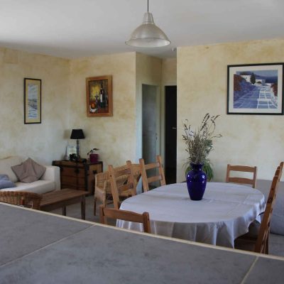 Vue de la cuisine sur le salon et la salle à manger